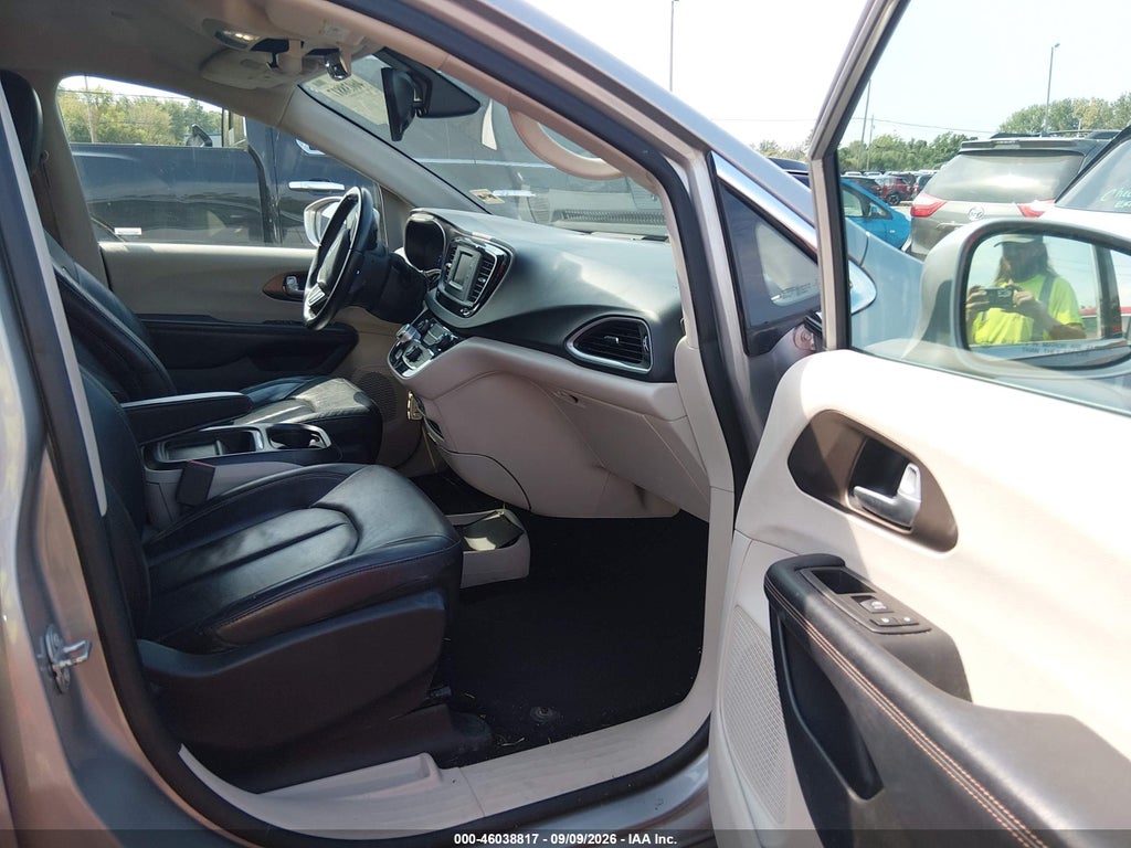 2017 Chrysler Pacifica Touring-L photo 5