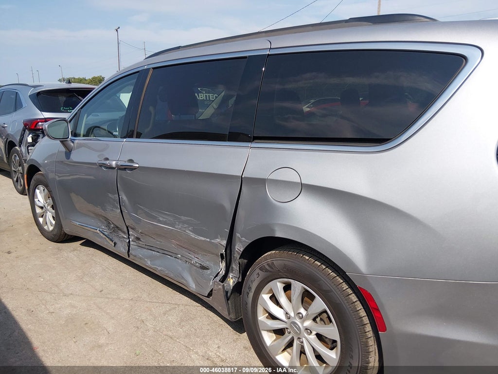 2017 Chrysler Pacifica Touring-L photo 6
