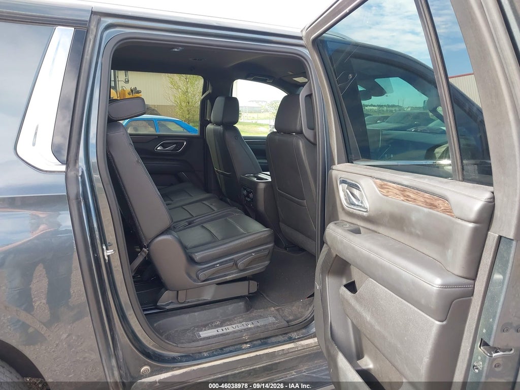 2021 Chevrolet Suburban 4WD LT photo 8