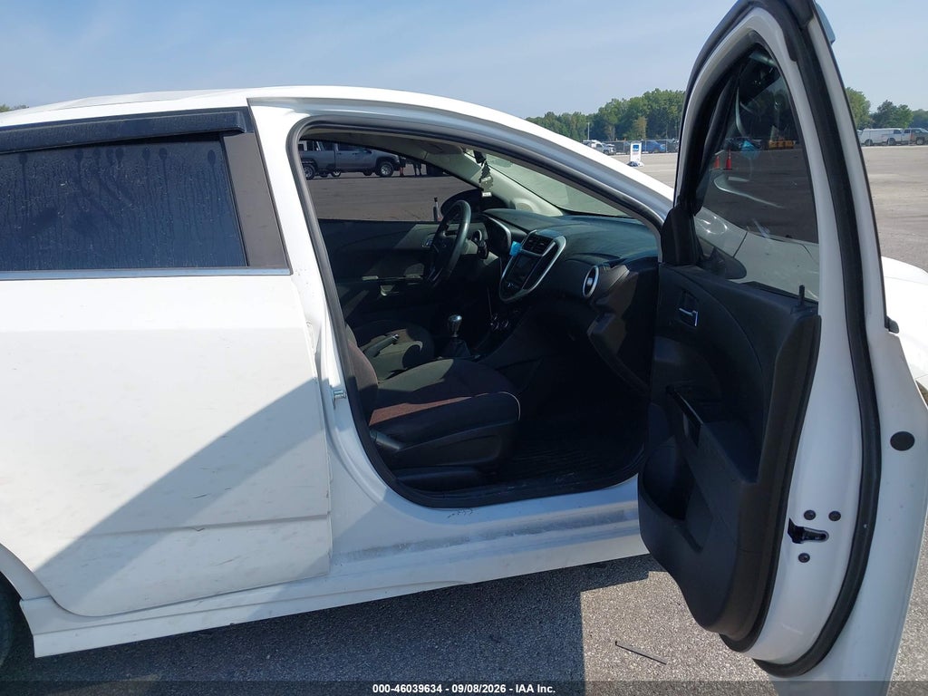 2018 Chevrolet Sonic LT Manual photo 5