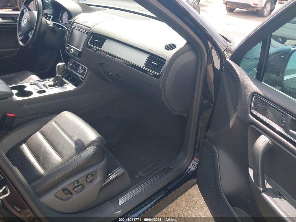 2017 Volkswagen Touareg V6 Wolfsburg Edition photo 5