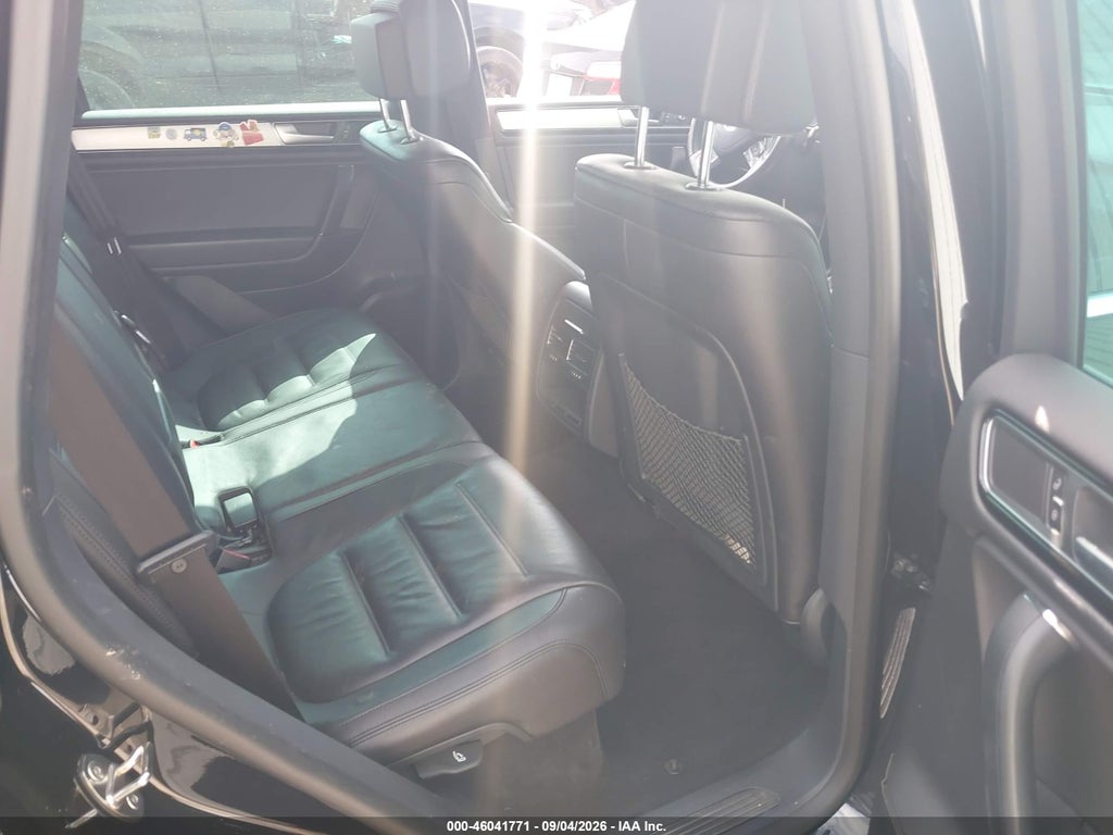 2017 Volkswagen Touareg V6 Wolfsburg Edition photo 8
