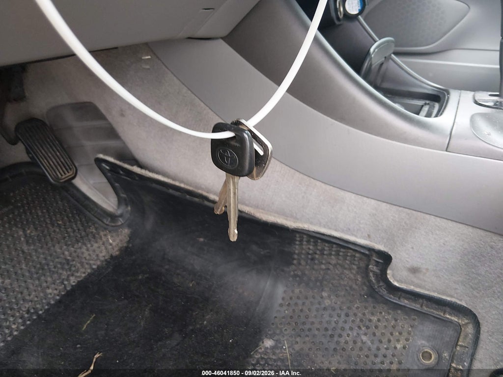 2004 Toyota Camry LE photo 11
