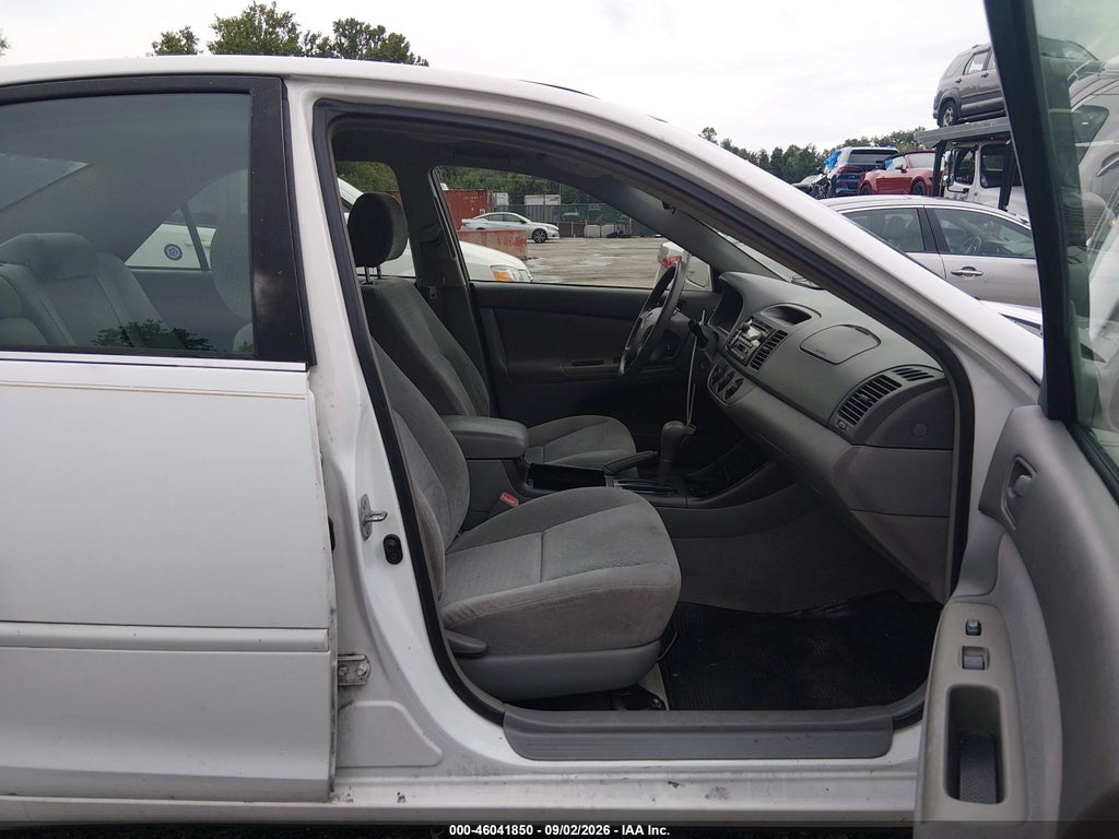 2004 Toyota Camry LE photo 5