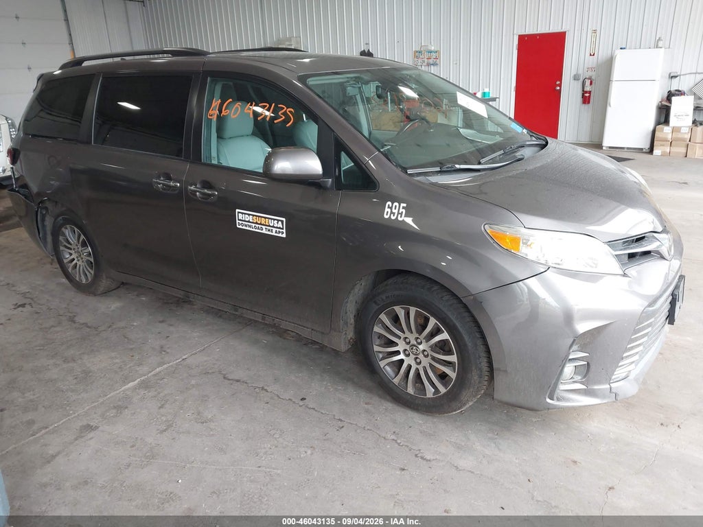 2020 Toyota Sienna XLE photo 1