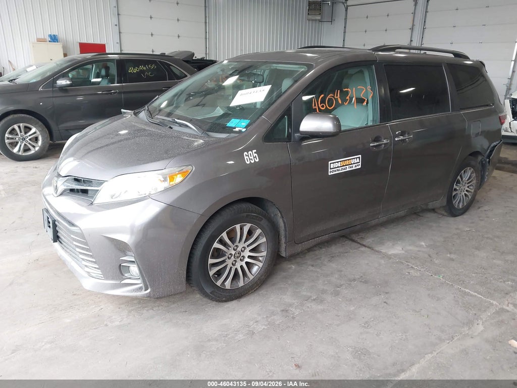2020 Toyota Sienna XLE photo 2