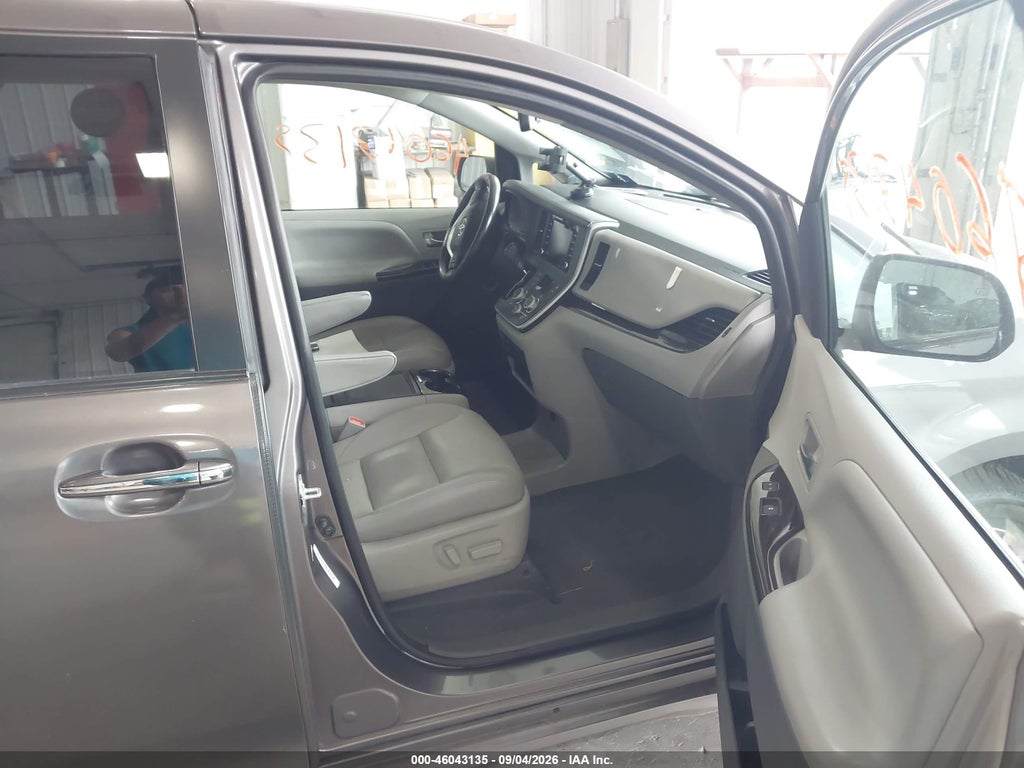 2020 Toyota Sienna XLE photo 5