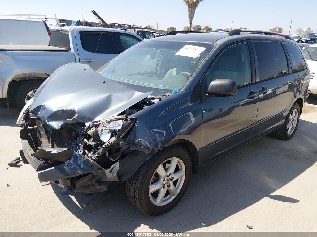 2008 Toyota Sienna LE photo 2