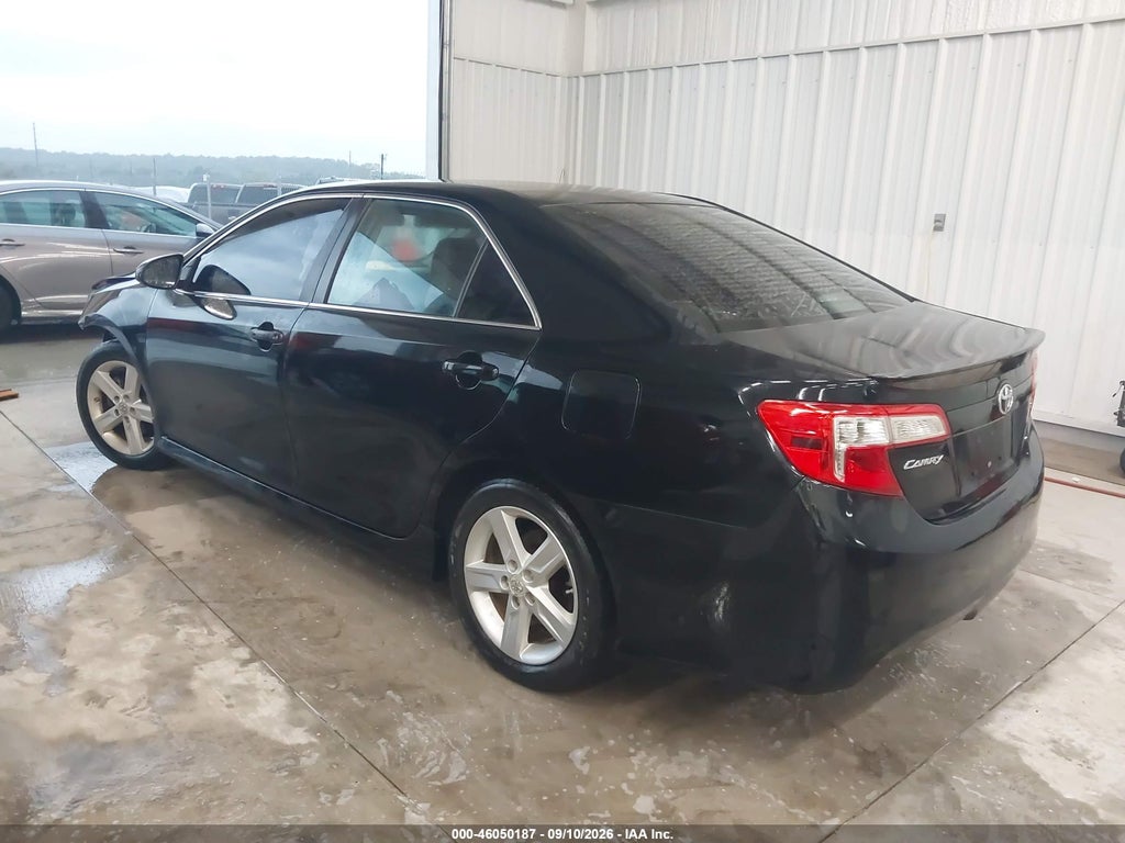 2012 Toyota Camry SE photo 3