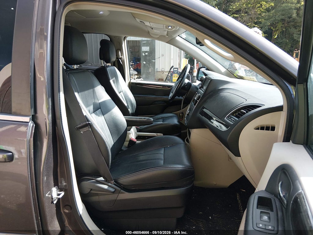 2015 Chrysler Town & Country Touring photo 5