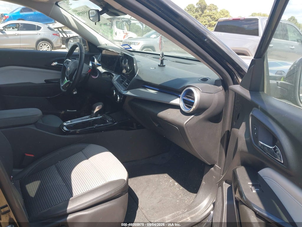2024 Chevrolet Trax FWD LT photo 5