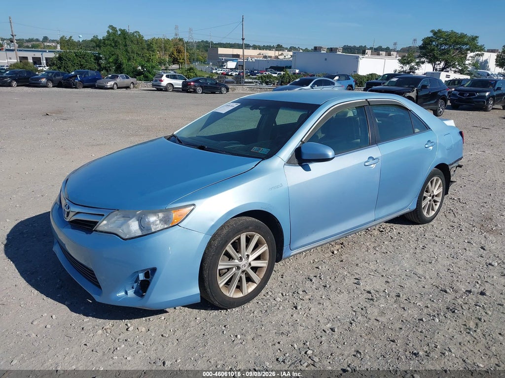 2013 Toyota Camry Hybrid LE photo 2