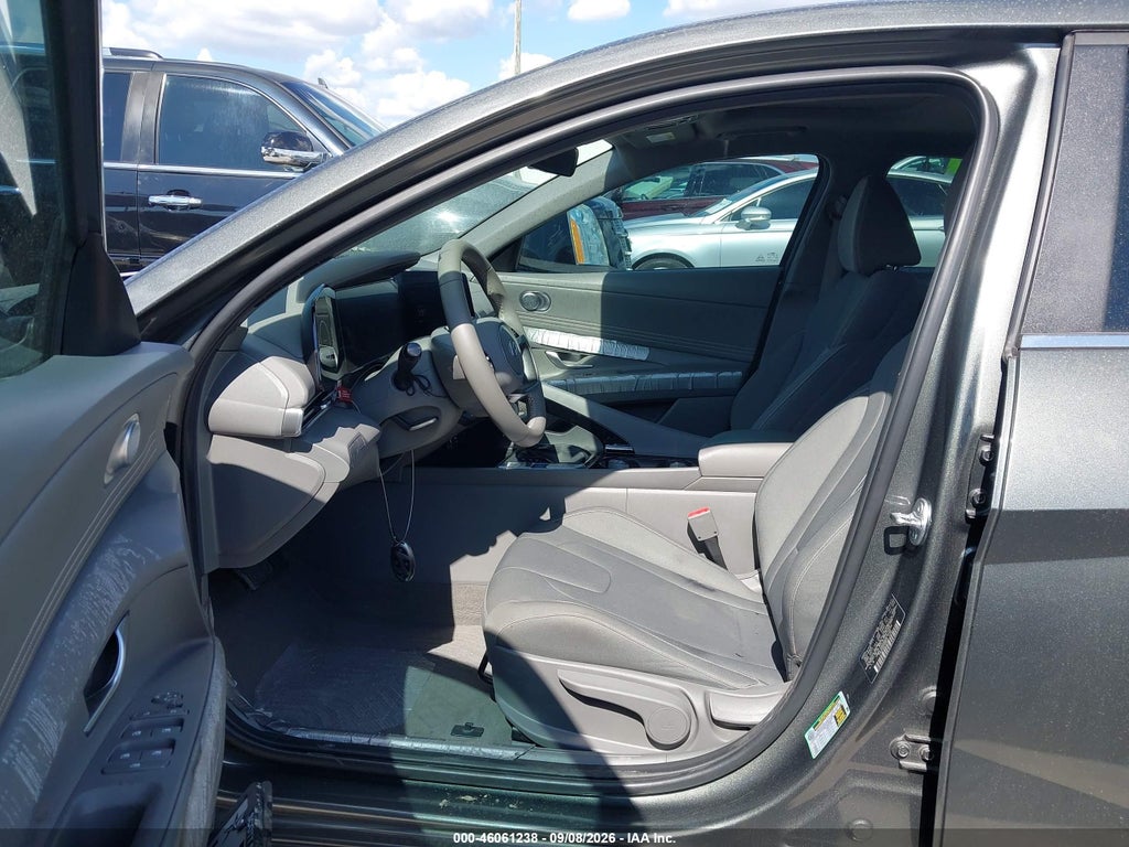2025 Hyundai Elantra SEL Convenience photo 5