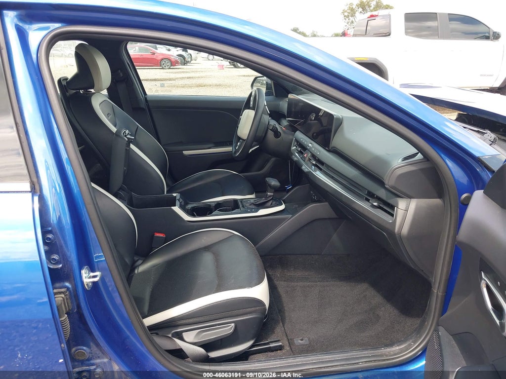 2025 Kia K4 GT-Line Turbo photo 5