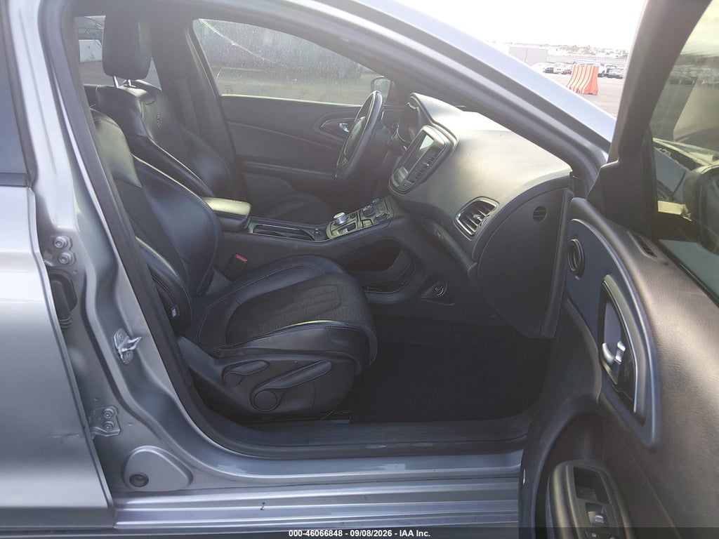 2015 Chrysler 200 S photo 5