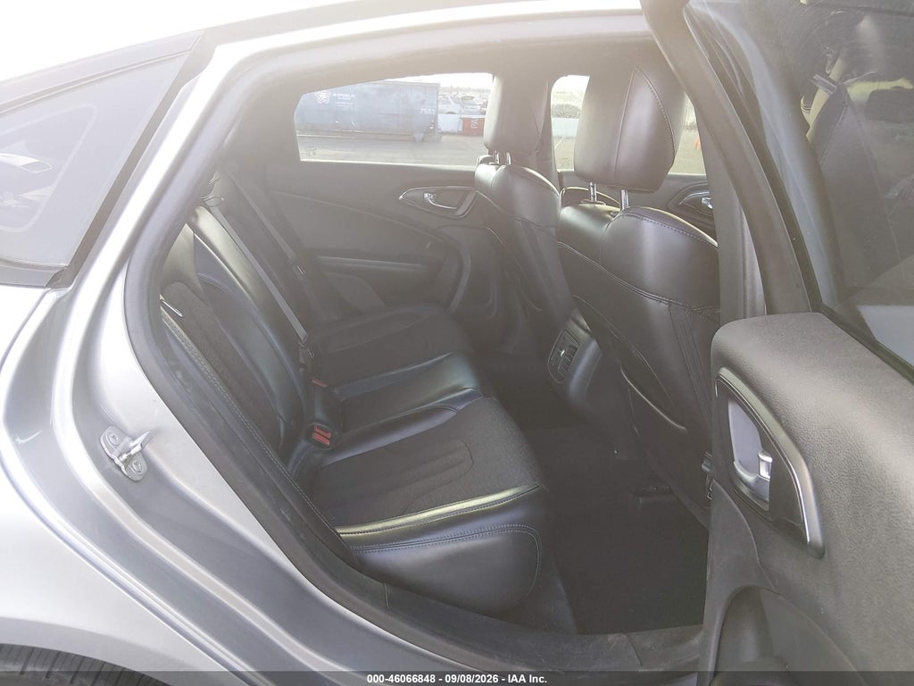 2015 Chrysler 200 S photo 8