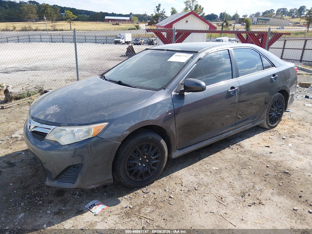 2014 Toyota Camry SE photo 2