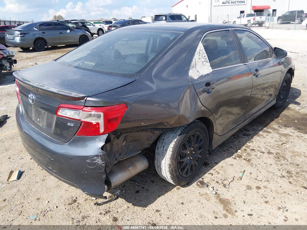 2014 Toyota Camry SE photo 4