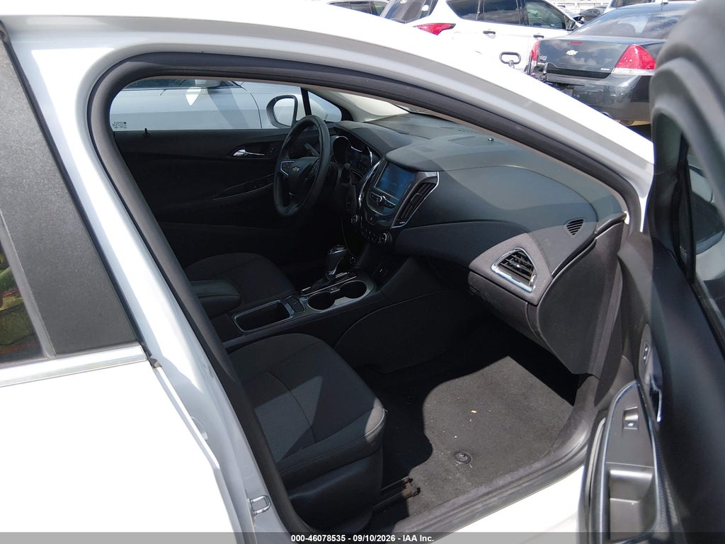 2017 Chevrolet Cruze LT Auto photo 5