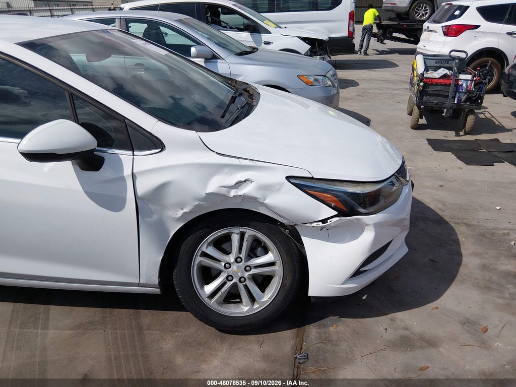 2017 Chevrolet Cruze LT Auto photo 6