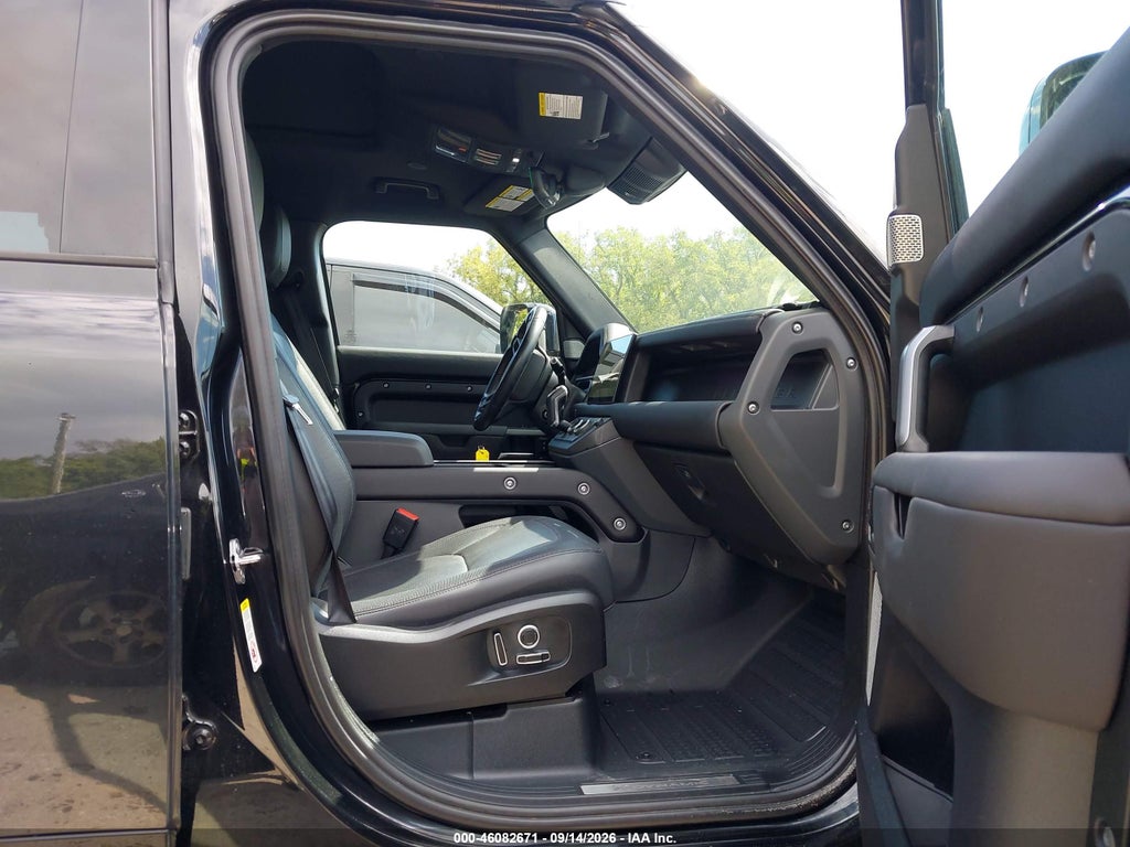 2024 Land Rover Defender 130 P400 X-Dynamic SE photo 5