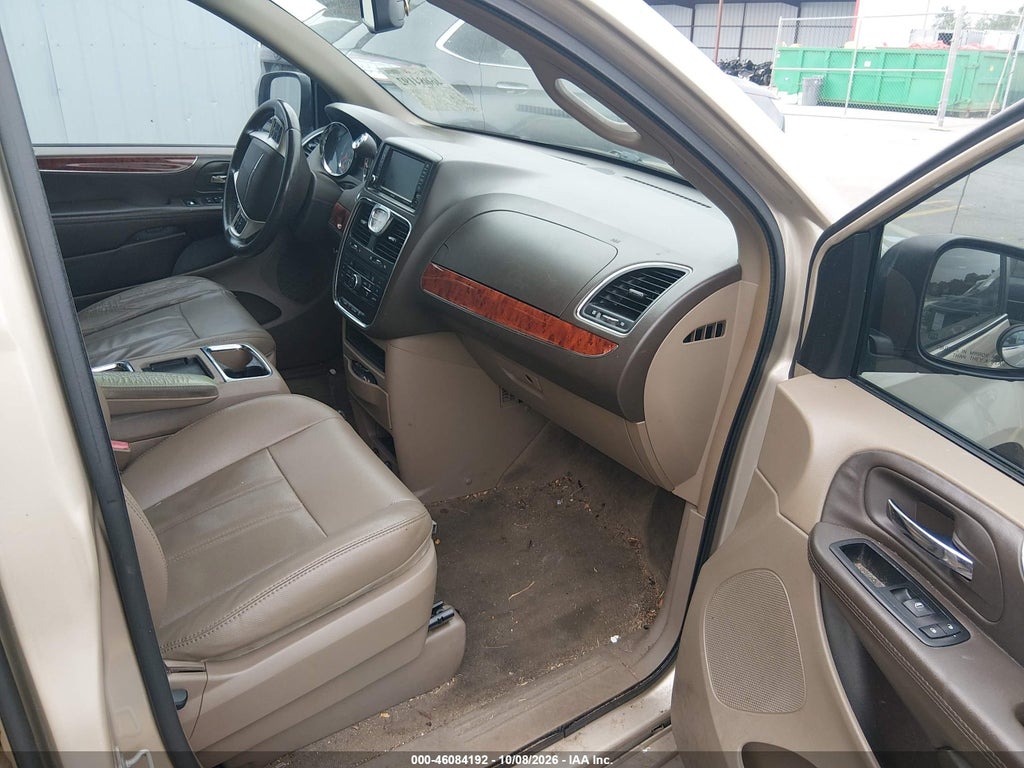 2014 Chrysler Town & Country Touring photo 5