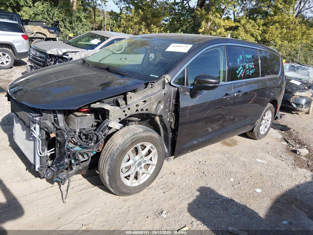 2023 Chrysler Pacifica Touring L photo 2