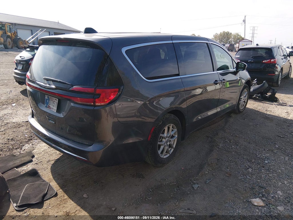 2023 Chrysler Pacifica Touring L photo 4