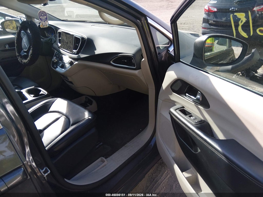 2023 Chrysler Pacifica Touring L photo 5