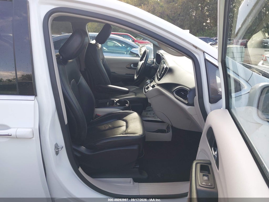 2020 Chrysler Pacifica Touring L photo 5