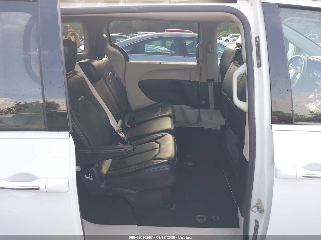 2020 Chrysler Pacifica Touring L photo 8