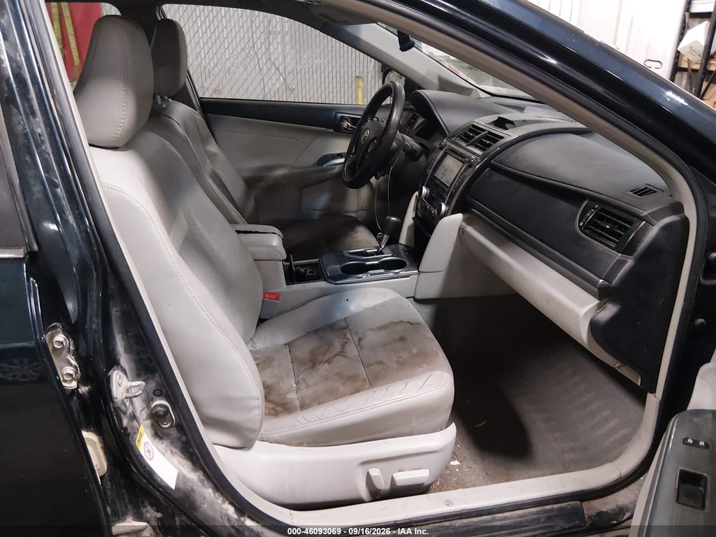 2014 Toyota Camry Hybrid XLE photo 5