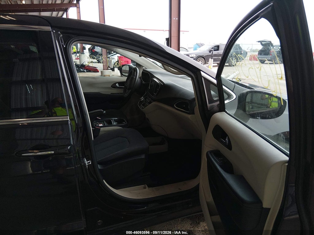 2017 Chrysler Pacifica Touring Plus photo 5