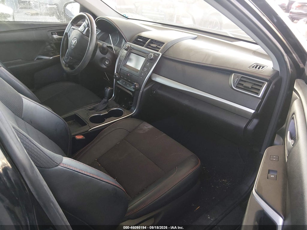 2016 Toyota Camry SE photo 5