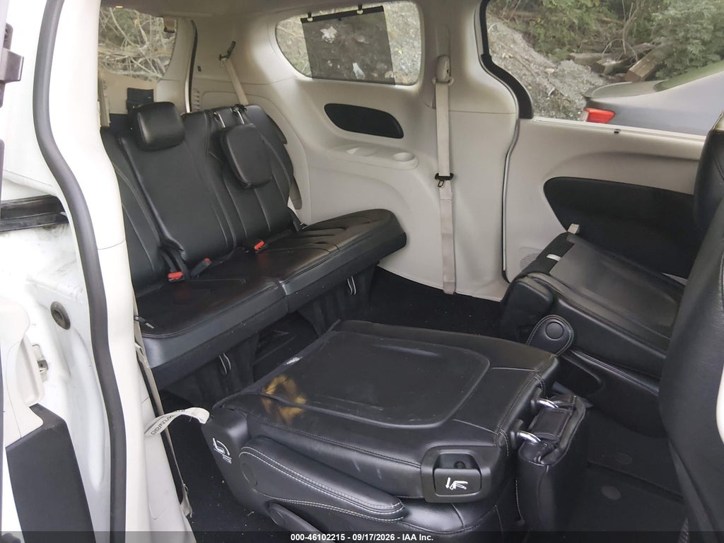 2022 Chrysler Pacifica Touring L photo 8