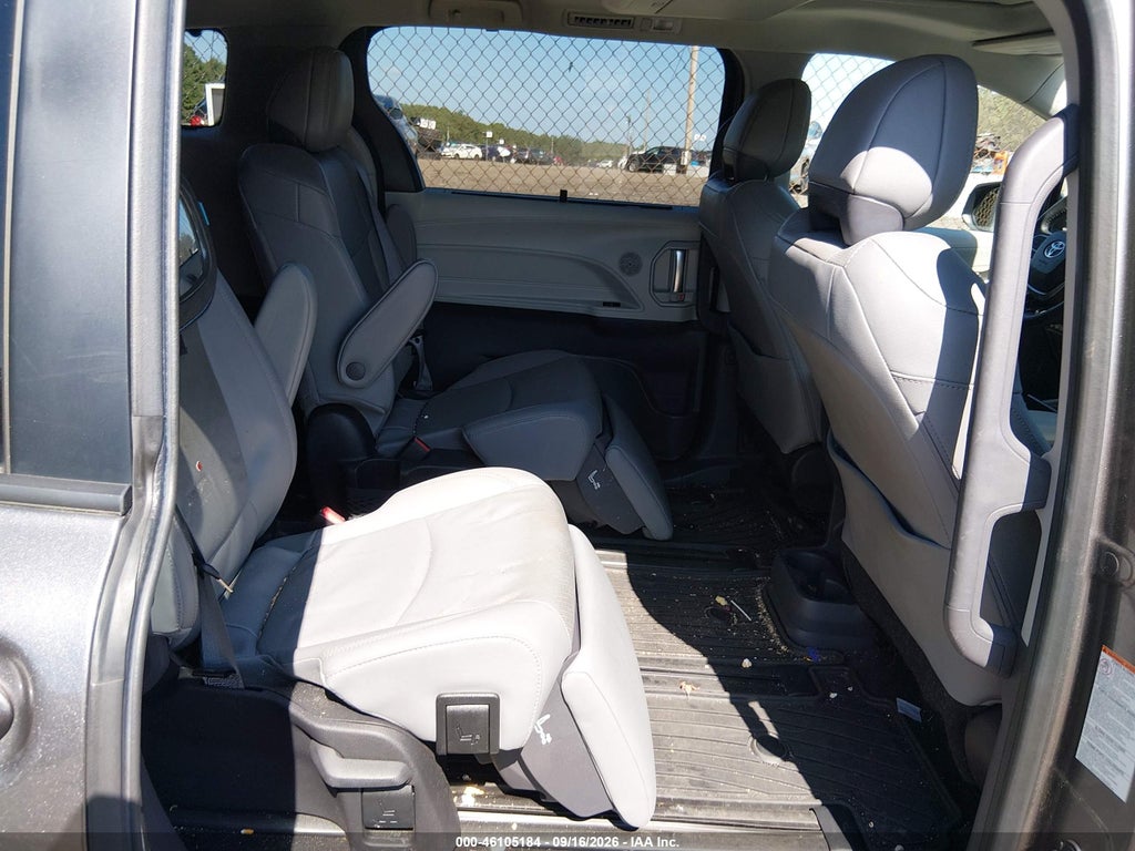 2022 Toyota Sienna Limited photo 8