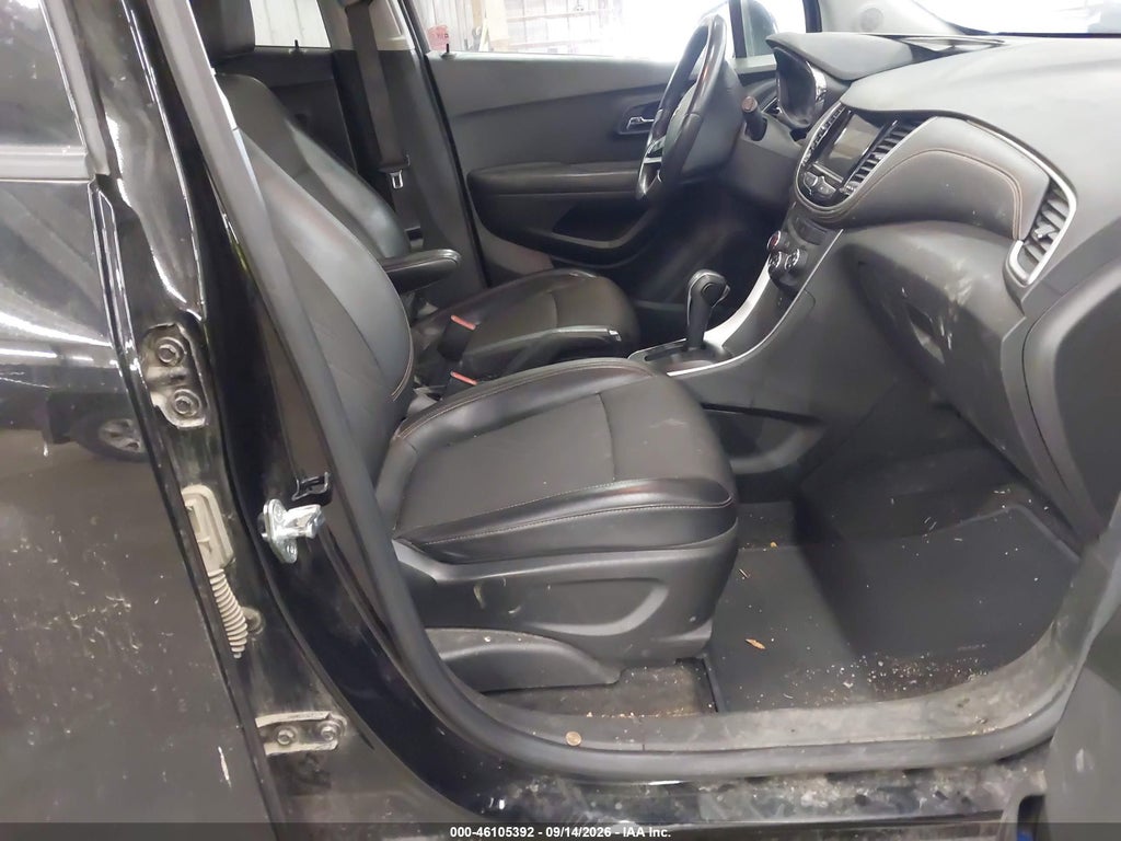 2022 Chevrolet Trax AWD LT photo 5