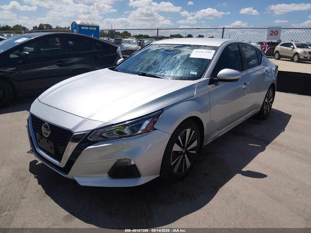 2022 Nissan Altima SV FWD photo 2