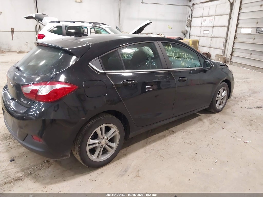 2017 Chevrolet Cruze LT Auto photo 4