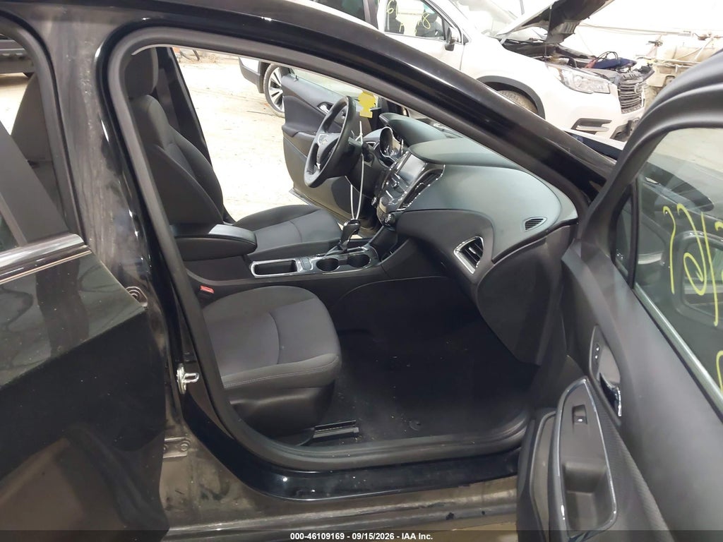 2017 Chevrolet Cruze LT Auto photo 5