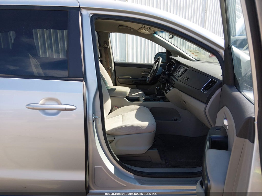 2016 Kia Sedona LX photo 5