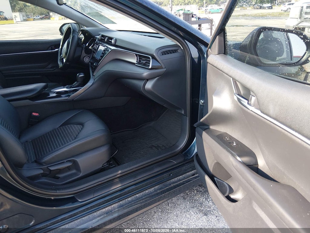 2019 Toyota Camry SE photo 5