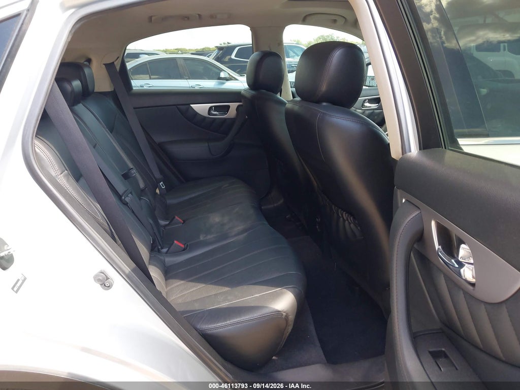 2016 Infiniti QX70 photo 8