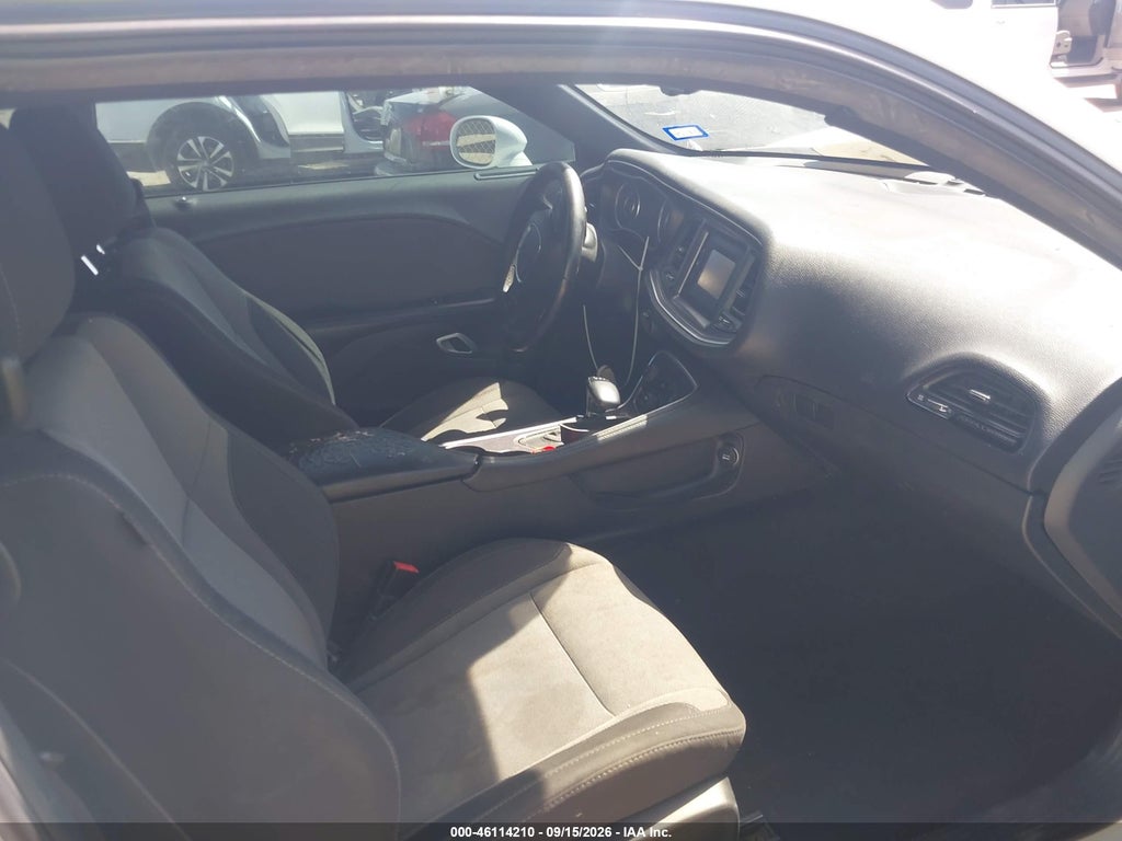 2015 Dodge Challenger SXT photo 5