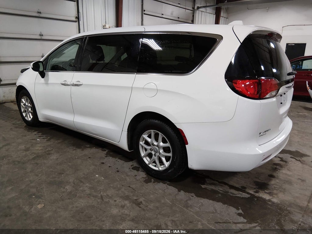 2017 Chrysler Pacifica Touring photo 3