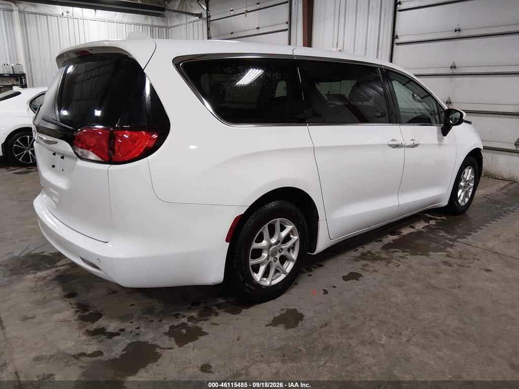 2017 Chrysler Pacifica Touring photo 4