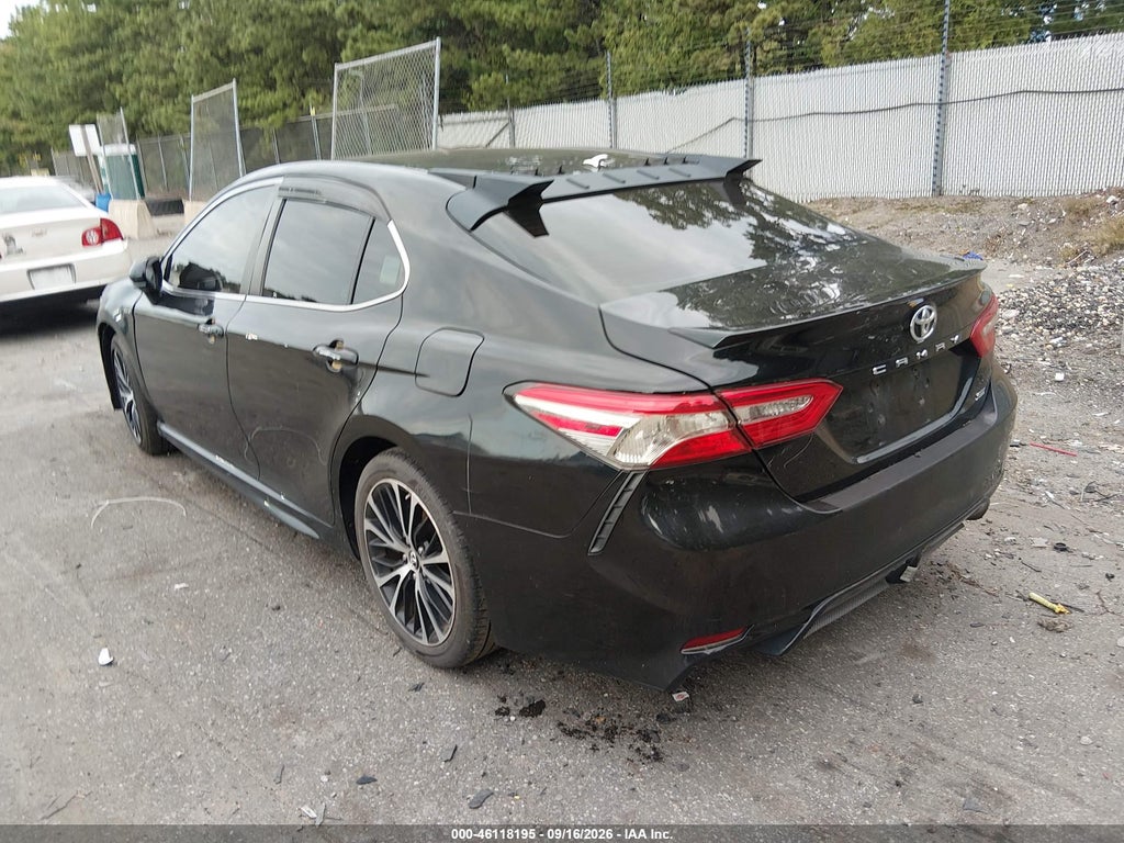 2018 Toyota Camry SE photo 3