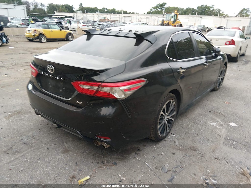 2018 Toyota Camry SE photo 4