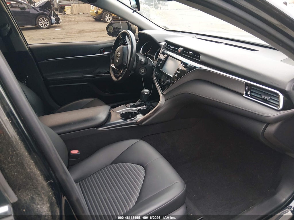 2018 Toyota Camry SE photo 5