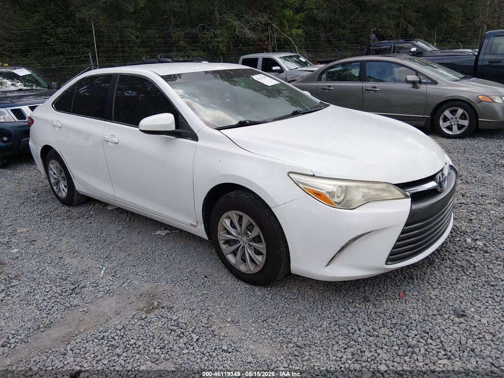 2016 Toyota Camry LE photo 1